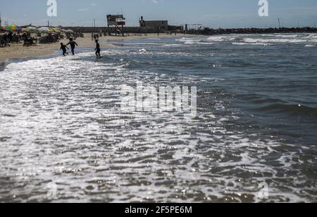 Gaza-Stadt, Der Gazastreifen, Palästina. März 2021, 27th. Kinder spielen am Strand von Gaza City. Kredit: Mahmoud Issa/Quds Net Nachrichten/ZUMA Wire/Alamy Live Nachrichten Stockfoto