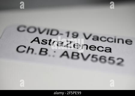 Viersen, Deutschland - März 1. 2021: Makro-Nahaufnahme des Etiketts mit der Chargennummer des Impfstoffes astrazeneca covid-19 Stockfoto