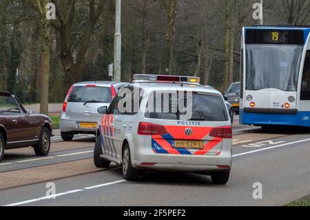 Polizeiauto bei einem Unfall mit EINER Straßenbahn in Amsterdam Niederlande 24-3-2021 Stockfoto