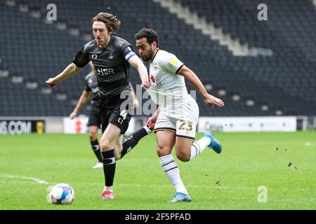 MILTON KEYNES, GROSSBRITANNIEN. 27th. MÄRZ: Doncaster Rovers Kapitän Tom Anderson wird in der zweiten Hälfte der Sky Bet League ein Spiel zwischen MK Dons und Doncaster Rovers am 27th. März 2021 im Stadium MK, Milton Keynes, mit Milton Keynes Doncaster Doncaster Rovers-Kapitän Louis Thompson beschwichtigt. (Kredit: John Cripps - MI News) Kredit: MI Nachrichten & Sport /Alamy Live Nachrichten Stockfoto