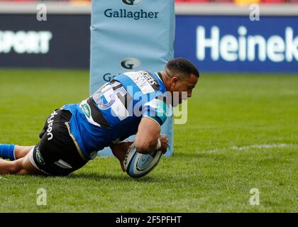 London, Großbritannien. 27th. März 2021.Brentford Community Stadium, London, England; Gallagher Premiership Rugby, London Irish gegen Bath; Anthony Watson von Bath geht rüber für einen Versuch Credit: Action Plus Sports Images/Alamy Live News Stockfoto