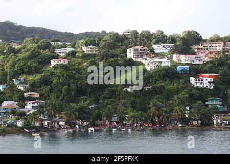 Hill Top und Mountainside Houses am Eingang zum Castries Harbour auf St. Lucia. Stockfoto