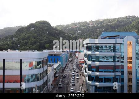 Weitwinkelansicht der Bridge Street zwischen Dayana Centre und Bank of St Lucia vom Hafen von Castries in St. Lucia. Stockfoto