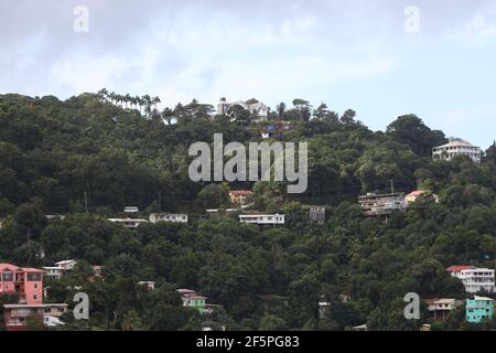 Berggipfel und Berghänge Häuser rund um Castries in St. Lucia. Stockfoto