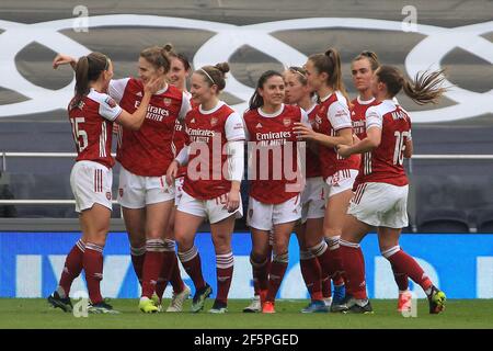 London, Großbritannien. März 2021, 27th. Vivianne Miedema von Arsenal Women (2nd links) feiert mit Teamkollegen nach dem Tor ihres Teams 2nd. Barclays Women's super League match, Tottenham Hotspur Women gegen Arsenal Women im Tottenham Hotspur Stadium in London am Samstag, 27th. März 2021 . Dieses Bild darf nur für redaktionelle Zwecke verwendet werden. Nur redaktionelle Verwendung, Lizenz für kommerzielle Nutzung erforderlich. Keine Verwendung in Wetten, Spiele oder ein einzelner Club / Liga / Spieler Publikationen.pic von Steffan Bowen / Andrew Orchard Sport Fotografie / Alamy Live News Kredit: Andrew Orchard Sport Fotografie / Alamy Live News Stockfoto