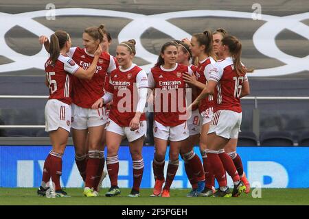 London, Großbritannien. März 2021, 27th. Vivianne Miedema von Arsenal Women (2nd links) feiert mit Teamkollegen nach dem Tor ihres Teams 2nd. Barclays Women's super League match, Tottenham Hotspur Women gegen Arsenal Women im Tottenham Hotspur Stadium in London am Samstag, 27th. März 2021 . Dieses Bild darf nur für redaktionelle Zwecke verwendet werden. Nur redaktionelle Verwendung, Lizenz für kommerzielle Nutzung erforderlich. Keine Verwendung in Wetten, Spiele oder ein einzelner Club / Liga / Spieler Publikationen.pic von Steffan Bowen / Andrew Orchard Sport Fotografie / Alamy Live News Kredit: Andrew Orchard Sport Fotografie / Alamy Live News Stockfoto