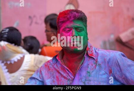 Beawar, Rajasthan, Indien, 25. März 2016: Porträt eines indischen Mannes in Farbe Pulver verschmiert feiern Holi, die hinduistischen Frühlingsfest der Farben, in Be Stockfoto