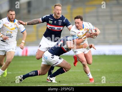 James Donaldson von Leeds Rhinos wird von Matty Ashurst (Mitte) von Wakefield Trinity während der Betfred Super League im Emerald Headingley Stadium, Leeds, angegangen. Bilddatum: Samstag, 27. März 2021. Stockfoto