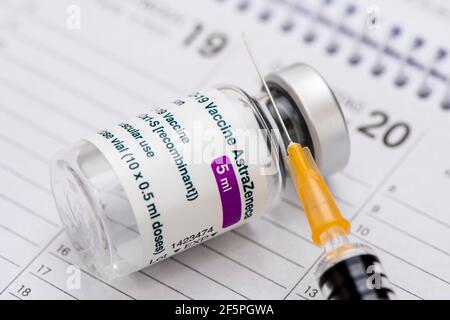 Originalfläschchen mit Impfstoff gegen das Covid-19-Virus Stockfoto