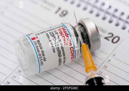 Originalfläschchen mit Impfstoff gegen das Covid-19-Virus Stockfoto