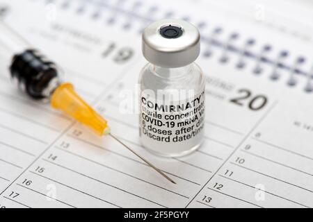 Originalfläschchen mit Impfstoff gegen das Covid-19-Virus Stockfoto