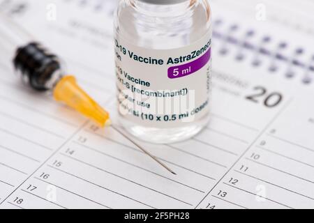 Originalfläschchen mit Impfstoff gegen das Covid-19-Virus Stockfoto