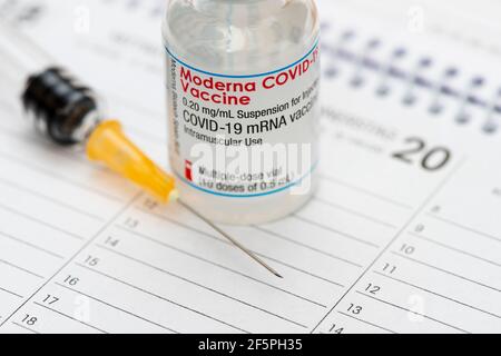 Originalfläschchen mit Impfstoff gegen das Covid-19-Virus Stockfoto