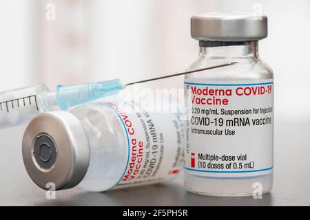 Originalfläschchen mit Impfstoff gegen das Covid-19-Virus Stockfoto