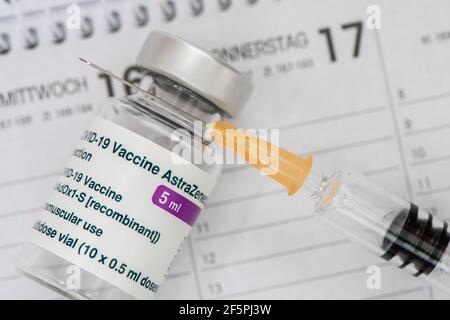 Originalfläschchen mit Impfstoff gegen das Covid-19-Virus Stockfoto