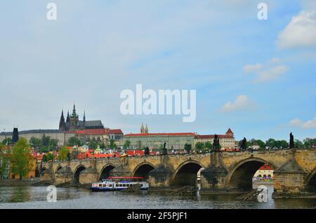 Historische Karlsbrücke und Stadtburg in Prag, Tschechien Stockfoto