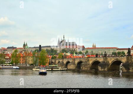 Historische Karlsbrücke und Stadtburg in Prag, Tschechien Stockfoto