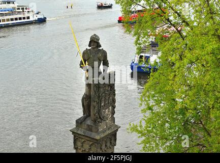 Statue des legendären Prinzen Bruncvík auf der Karlsbrücke in Prag, Tschechien Stockfoto