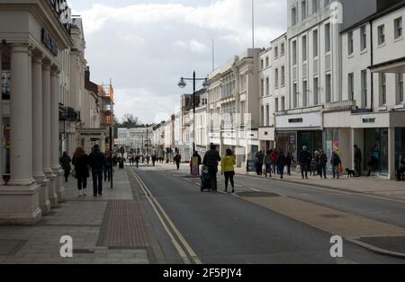 Die Parade wurde während der Sperrung der Pandemie von Covid-19, Leamington Spa, Warwickshire, Großbritannien, für den Verkehr gesperrt. März 2021. Stockfoto