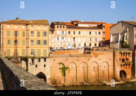 Mittelalterliches Stadtbild in Albi, der französischen Toskana, im Süden Frankreichs: Alte, typische Stadthäuser, die auf den Backsteinmauern am Fluss Tarn erbaut wurden Stockfoto