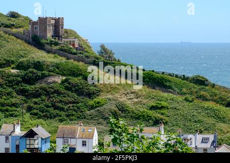 Staycation. Erhöhter Blick auf den Hastings Country Park, den East Hill Lift, die Dächer der Häuser und den Ärmelkanal, vom West Hill aus gesehen. East Sussex, Großbritannien. Stockfoto