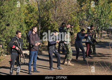 JEREWAN, ARMENIEN – NOVEMBER 09: Armenische Zivilisten nutzen Holzschnitzelwaffen während eines Anfängertrainings für Kampf und Überleben, der von Ausbildern der VoMA Survival School durchgeführt wird, die von Veteranen eines früheren Krieges in Berg-Karabach gegründet wurde, mit dem staatlichen Mandat, neue freiwillige Rekruten militärisch auszubilden, die Armenien gegen jede ausländische Invasion verteidigen möchten. Der Kurs findet in einem verlassenen Innenhof in einem Vorort von Jerewan statt, der als militärisches Trainingszentrum nachgerüstet wurde. Armenien. Stockfoto