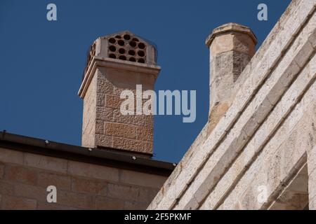 Alte Schornstein mit hohlen Ton Rohr Bildschirme der dekoriert Ehemaliges Berghaim-Gebäude, heute Teil des Jerusalemer Rathauses Komplex in Safra Square West Jerusalem Israel Stockfoto