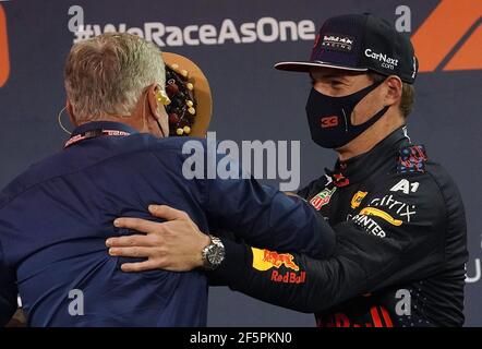 Sakhir, Bahrain. März 2021, 27th. Motorsport: Formel-1-Weltmeisterschaft, großer Preis von Bahrain, Qualifying. Der niederländische Teamfahrer Max Verstappen (r) von Red Bull Racing drückt dem Ex-Rennfahrer David Coulthard zum Geburtstag von 50th einen Kuchen ins Gesicht. Verstappen nahm die Pole Position ein. Kredit: Hasan Bratic/dpa/Alamy Live Nachrichten Stockfoto