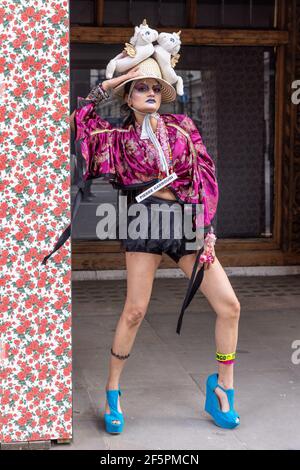 Ein Modell zeigt Pierre Garroudis neueste bunte Kollektion während der Lockdown Flashmob Modenschau rund um Londons West End. Stockfoto