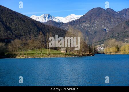 Berge und türkisfarbenes Wasser in Most na Soci, Slowenien Stockfoto