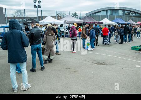 London, Großbritannien. März 2021, 27th. Schönes Wetter in Hampstead ermutigt Menschen, sich ein paar Tage vor der nächsten Etappe der Lockerung der Sperre 3 im Freien zu treffen. Kredit: Guy Bell/Alamy Live Nachrichten Stockfoto