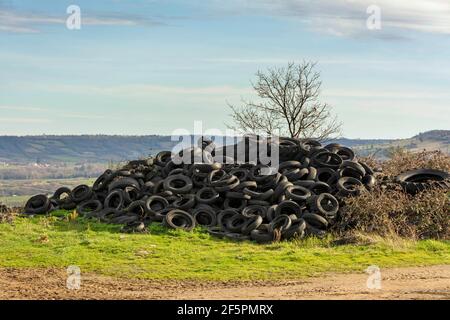 Alte Reifen auf einem Silagehaufen, Auvergne-Rhones-Alpes, Frankreich Stockfoto