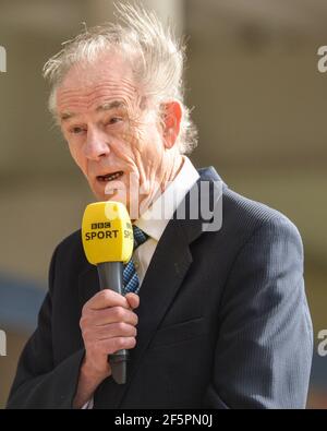 Leeds, England - 27th. März 2021 - Ken Davy Interim CEO der Super League Europe spricht vor der Rugby League Betfred Super League Runde 1 Wakefield Trinity vs Leeds Rhinos im Emerald Headingley Stadium, Leeds, UK Dean Williams/Alamy Live News Stockfoto