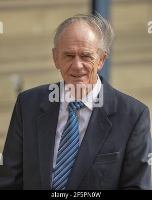 Leeds, England - 27th. März 2021 - Ken Davy Interim CEO der Super League Europe spricht vor der Rugby League Betfred Super League Runde 1 Wakefield Trinity vs Leeds Rhinos im Emerald Headingley Stadium, Leeds, UK Dean Williams/Alamy Live News Stockfoto