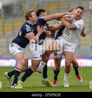 Leeds, England - 27th. März 2021 - Bodene Thompson (20) von Leeds Rhinos wird in Angriff genommen. Während der Rugby League Betfred Super League Runde 1 Wakefield Trinity vs Leeds Rhinos im Emerald Headingley Stadium, Leeds, UK Dean Williams/Alamy Live News Stockfoto