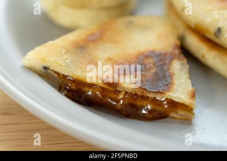 Wir haben Bananen und Hotteok zubereitet, einen süßen koreanischen Pfannkuchen für Snacks. Stockfoto