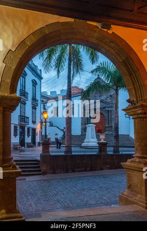 Nachtansicht der plaza de espana durch Arkade des Rathauses von Santa Cruz de la Palma, Kanarische Inseln, Spanien. Stockfoto