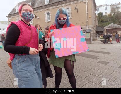 Falmouth, Cornwall, Großbritannien. März 2021, 27. Ein Kill the Bill Demonstration und Marsch mit mehreren hundert Demonstranten passiert auf dem Moor-Platz in Falmouth, Nachdem Redner beendet, ein märz 1,5 Meilen durch das Zentrum der Stadt zum Discovery Quay fand für weitere Reden. Der Protest gegen die Covid-Regeln wurde von Devon- und Cornwall-Offizieren aus der Ferne überwacht. Die vorgeschlagene Polizei, Kriminalität und Verurteilung und Gerichte Rechnung könnte ernsthafte Einschränkungen für Demonstranten, die als ernsthafte Störung verursachen. Falmouth. Cornwall, England, 27th. März 2021, Credit: Robert Taylor/Alamy Live Ne Stockfoto