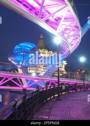 Darul Hana Brücke an der Uferpromenade von Kuching in Borneo Sarawak Stockfoto