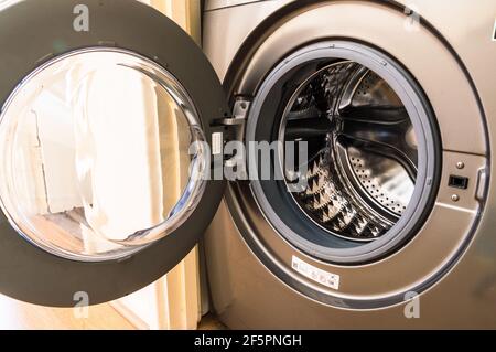 Leere Waschmaschinentrommel mit geöffneter Tür in einem Haus Einrichtung halten Stockfoto