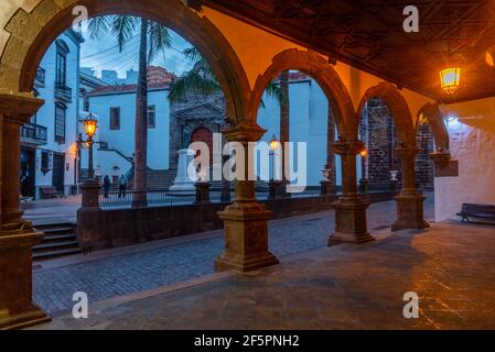 Nachtansicht der plaza de espana durch Arkade des Rathauses von Santa Cruz de la Palma, Kanarische Inseln, Spanien. Stockfoto