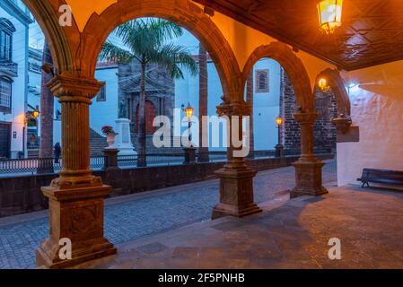 Nachtansicht der plaza de espana durch Arkade des Rathauses von Santa Cruz de la Palma, Kanarische Inseln, Spanien. Stockfoto