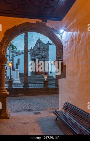 Nachtansicht der plaza de espana durch Arkade des Rathauses von Santa Cruz de la Palma, Kanarische Inseln, Spanien. Stockfoto