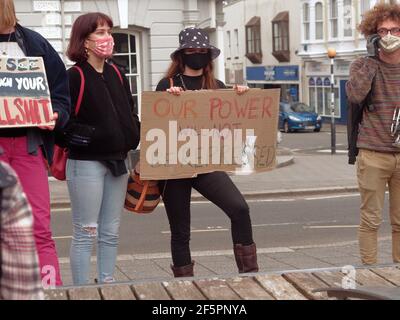 Falmouth, Cornwall, Großbritannien. März 2021, 27. Ein Kill the Bill Demonstration und Marsch mit mehreren hundert Demonstranten passiert auf dem Moor-Platz in Falmouth, Nachdem Redner beendet, ein märz 1,5 Meilen durch das Zentrum der Stadt zum Discovery Quay fand für weitere Reden. Der Protest gegen die Covid-Regeln wurde von Devon- und Cornwall-Offizieren aus der Ferne überwacht. Die vorgeschlagene Polizei, Kriminalität und Verurteilung und Gerichte Rechnung könnte ernsthafte Einschränkungen für Demonstranten, die als ernsthafte Störung verursachen. Falmouth. Cornwall, England, 27th. März 2021, Credit: Robert Taylor/Alamy Live Ne Stockfoto