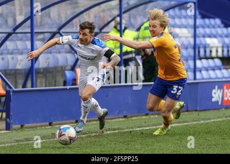 Birkenhead, Großbritannien. März 2021, 27th. Otis Khan von Tranmere Rovers und M13 in Aktion. EFL Skybet Football League Two Match, Tranmere Rovers gegen Mansfield Town im Prenton Park, Birkenhead, Wirral am Samstag, 27th. März 2021. Dieses Bild darf nur für redaktionelle Zwecke verwendet werden. Nur redaktionelle Verwendung, Lizenz für kommerzielle Nutzung erforderlich. Keine Verwendung in Wetten, Spiele oder ein einzelner Club / Liga / Spieler Publikationen.pic von Chris Stading / Andrew Orchard Sport Fotografie / Alamy Live News Kredit: Andrew Orchard Sport Fotografie / Alamy Live News Stockfoto