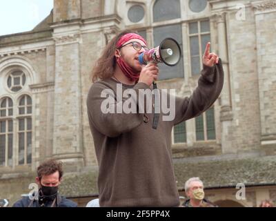 Falmouth, Cornwall, Großbritannien. März 2021, 27. Ein Kill the Bill Demonstration und Marsch mit mehreren hundert Demonstranten passiert auf dem Moor-Platz in Falmouth, Nachdem Redner beendet, ein märz 1,5 Meilen durch das Zentrum der Stadt zum Discovery Quay fand für weitere Reden. Der Protest gegen die Covid-Regeln wurde von Devon- und Cornwall-Offizieren aus der Ferne überwacht. Die vorgeschlagene Polizei, Kriminalität und Verurteilung und Gerichte Rechnung könnte ernsthafte Einschränkungen für Demonstranten, die als ernsthafte Störung verursachen. Falmouth. Cornwall, England, 27th. März 2021, Credit: Robert Taylor/Alamy Live Ne Stockfoto