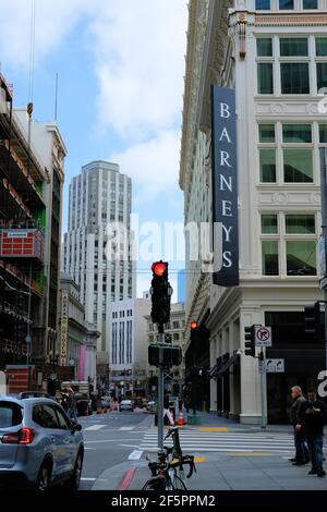 Melden Sie sich bei Barneys Einzelhandelsgeschäft, Union Square, San Francisco, Kalifornien, an; das Geschäft schloss am 26. Februar 2020 nach dem Konkurs im August 2019 dauerhaft. Stockfoto