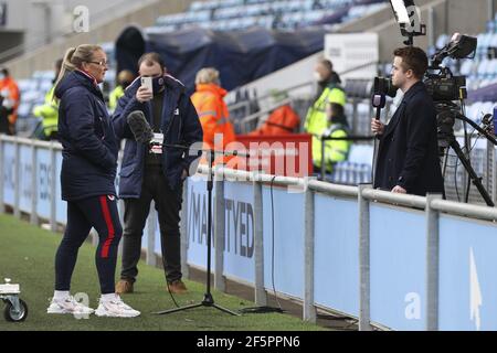 Manchester, Großbritannien. März 2021, 27th. Kelly Chambers (Reading Managerin) wurde während des FA Women's Super League Spiels zwischen Manchester City und Reading im Academy Stadium, Manchester, Großbritannien, interviewt. Kredit: SPP Sport Presse Foto. /Alamy Live Nachrichten Stockfoto