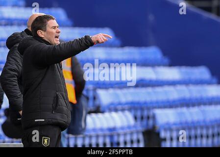 Birkenhead, Großbritannien. März 2021, 27th. Mansfield Town Manager Nigel Clough ruft Anweisungen. EFL Skybet Football League Two Match, Tranmere Rovers gegen Mansfield Town im Prenton Park, Birkenhead, Wirral am Samstag, 27th. März 2021. Dieses Bild darf nur für redaktionelle Zwecke verwendet werden. Nur redaktionelle Verwendung, Lizenz für kommerzielle Nutzung erforderlich. Keine Verwendung in Wetten, Spiele oder ein einzelner Club / Liga / Spieler Publikationen.pic von Chris Stading / Andrew Orchard Sport Fotografie / Alamy Live News Kredit: Andrew Orchard Sport Fotografie / Alamy Live News Stockfoto