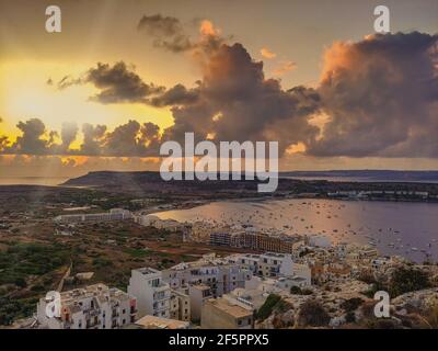 Blick von den Hügeln, wenn die Sonne untergeht Mellieha in Malta Stockfoto